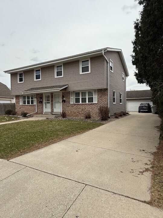 9221 W Morgan Ave in Milwaukee, WI - Building Photo