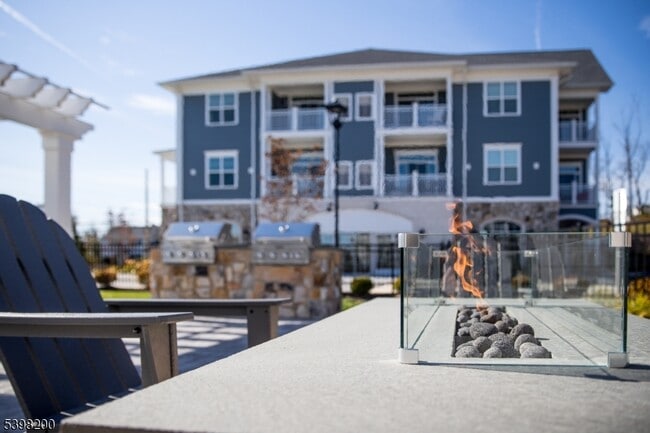 2435 Lamington Rd in Bedminster, NJ - Foto de edificio - Building Photo