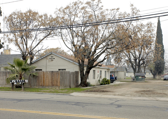 190 W Prosperity Ave in Tulare, CA - Building Photo - Building Photo