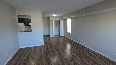 859 Kerns Dr NE in Bolivar, OH - Foto de edificio - Building Photo