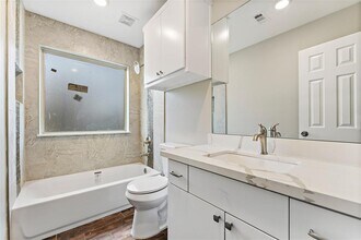 5803 Southmund St-Unit -B in Houston, TX - Foto de edificio - Building Photo