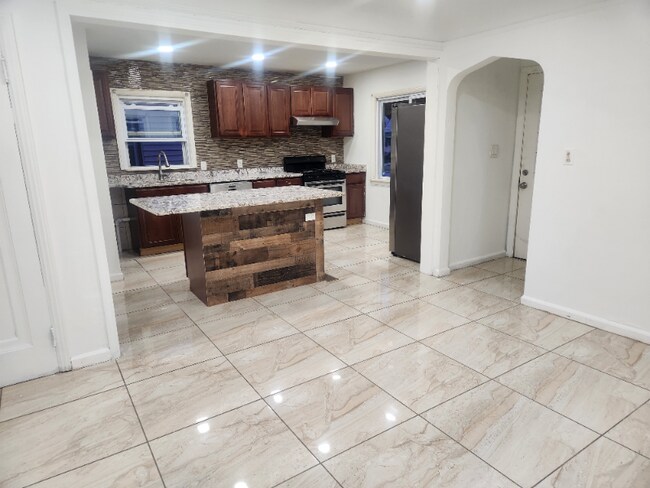 24524 Penn St in Dearborn, MI - Foto de edificio - Building Photo