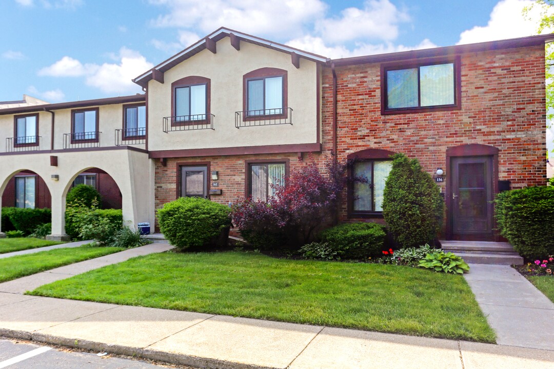 Spanish Gardens Apartments in Rochester, NY - Foto de edificio