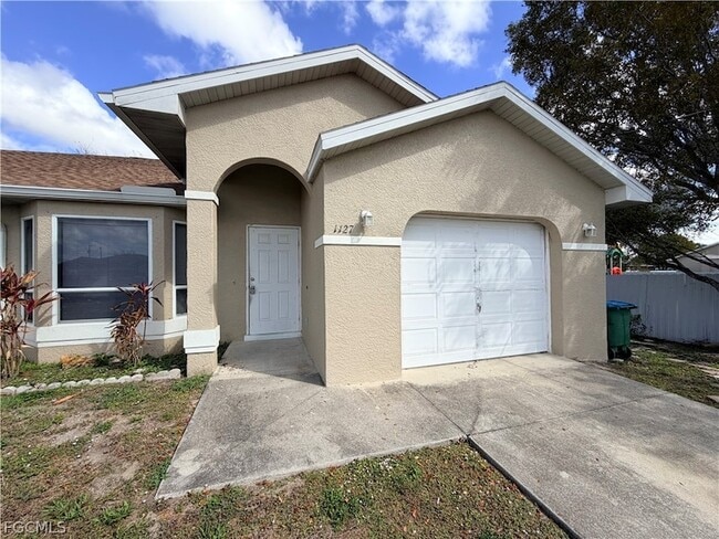 1127 Diplomat Pkwy E in Cape Coral, FL - Foto de edificio - Building Photo