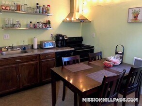 40 Hillside St in Boston, MA - Foto de edificio - Building Photo