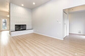 10914 108th St SW in Tacoma, WA - Foto de edificio - Building Photo