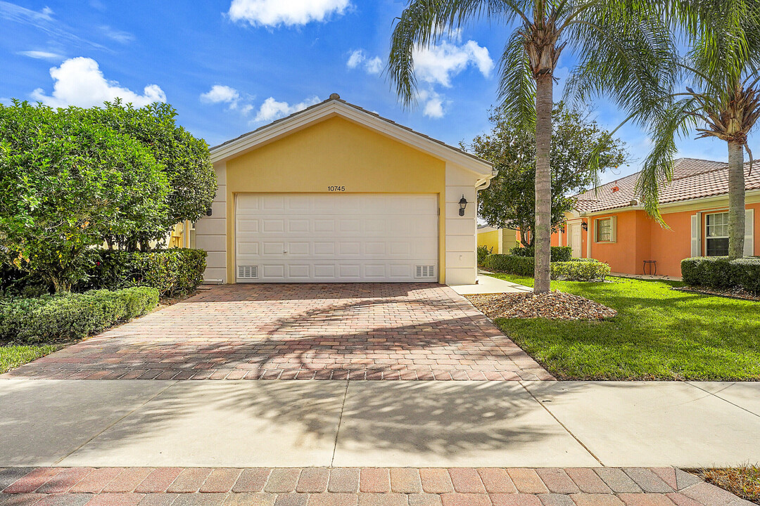 10745 SW Elsinore Dr in Port St. Lucie, FL - Building Photo