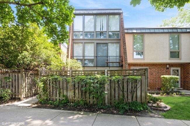 property at 2053 N Larrabee St