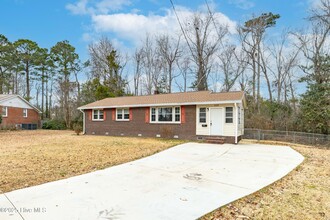 519 Forest Cir in Jacksonville, NC - Building Photo - Building Photo