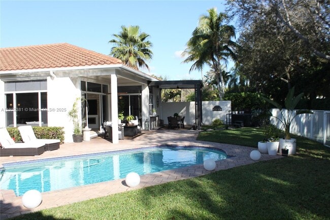 property at 2524 Bay Pointe Ct