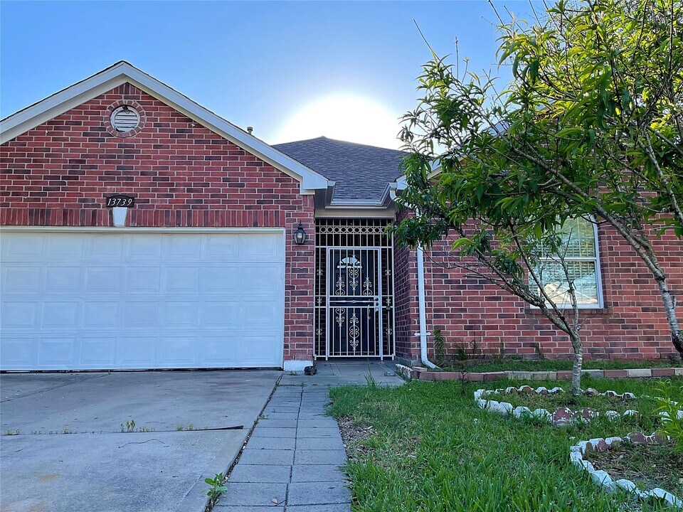 13739 Canyon Hollow Loop in Houston, TX - Building Photo