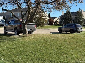 15894 Cambridge Dr, Unit 23 in Clinton Township, MI - Building Photo - Building Photo