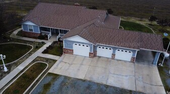 2844 Ottawa Ave in Corcoran, CA - Building Photo