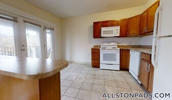 1137 Commonwealth Ave, Unit 2 in Boston, MA - Building Photo