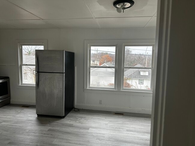 286 Norway Ave, Unit Rear garage apt w parking in Huntington, WV - Building Photo - Building Photo