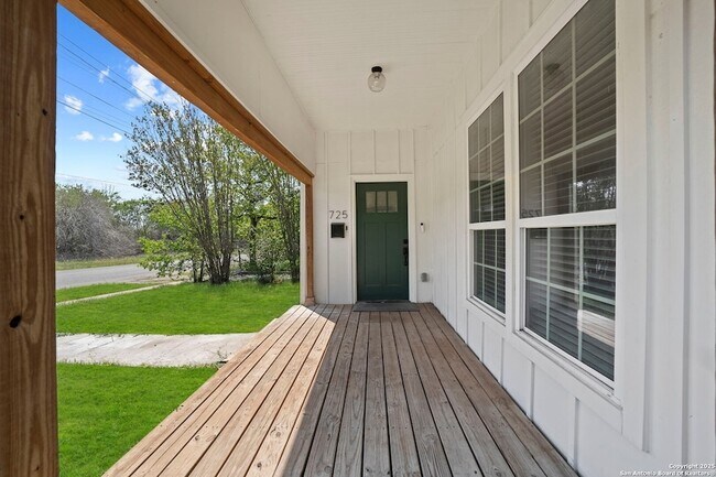 725 Westfall Ave in San Antonio, TX - Building Photo - Building Photo