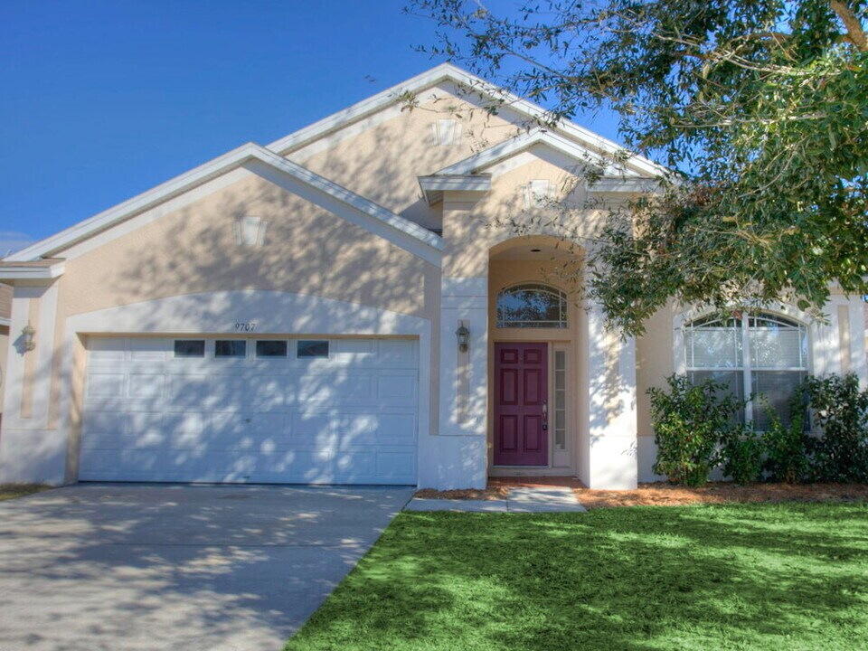 9707 Patrician Dr in New Port Richey, FL - Foto de edificio