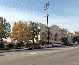 CDE Plaza Apartments in Canoga Park, CA - Building Photo - Building Photo