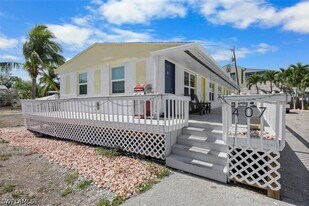 407 Mango Ave in Goodland, FL - Building Photo
