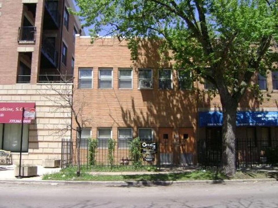 2302 W Touhy Ave in Chicago, IL - Building Photo