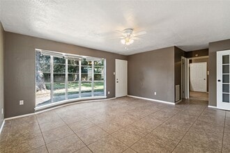 11610 Hillcroft Ave in Houston, TX - Building Photo - Building Photo