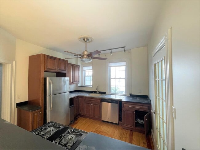 83 Dexter St, Unit 1 in Malden, MA - Foto de edificio - Building Photo