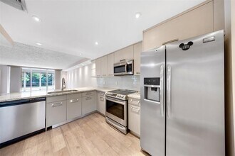 800 E Cypress Ln in Pompano Beach, FL - Building Photo - Building Photo