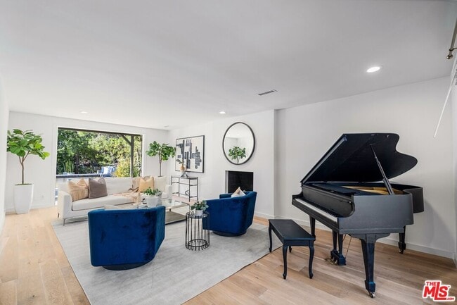 7560 Devista Dr in Los Angeles, CA - Building Photo - Building Photo