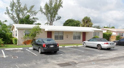 140-220 NW 40th St in Oakland Park, FL - Foto de edificio - Building Photo