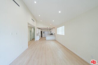 815 E Elmwood Ave in Burbank, CA - Building Photo - Building Photo