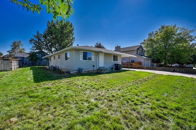 916 Vics Rd, Unit B-10 in Sandy, UT - Building Photo - Building Photo