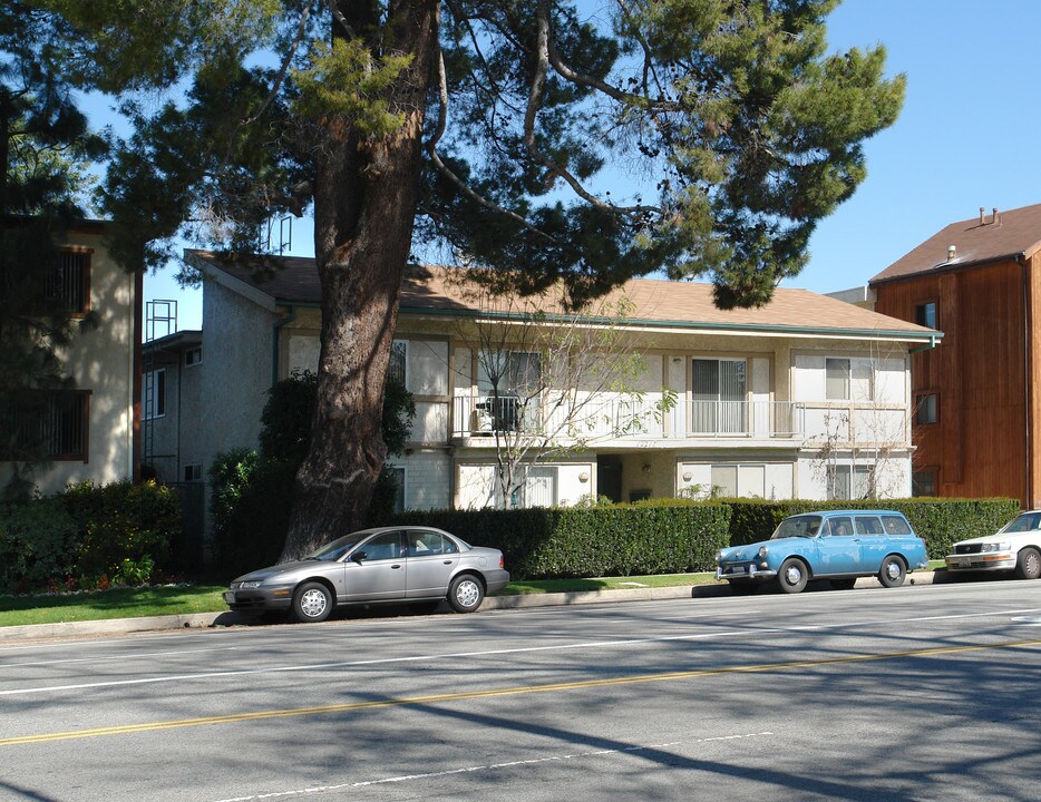 12217 Riverside Dr in Valley Village, CA - Building Photo