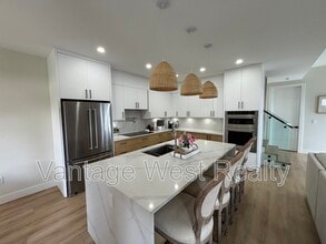 707 Raymer Rd in Kelowna, BC - Building Photo - Building Photo