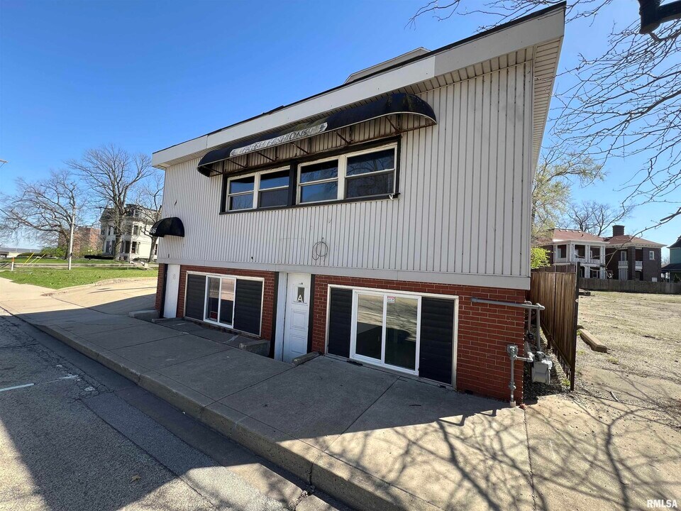 416 W Main St in Peoria, IL - Building Photo