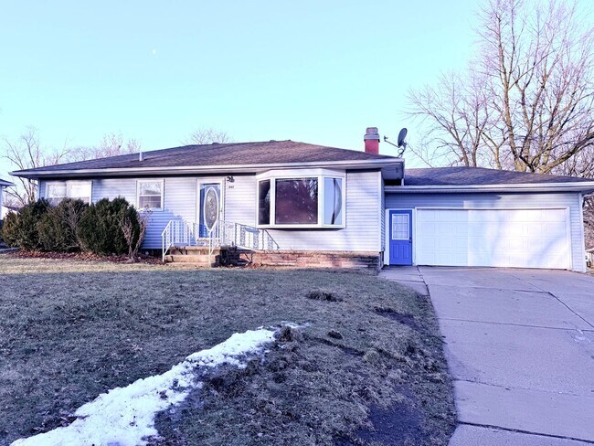 402 Beverly Hills St in Waterloo, IA - Building Photo - Building Photo