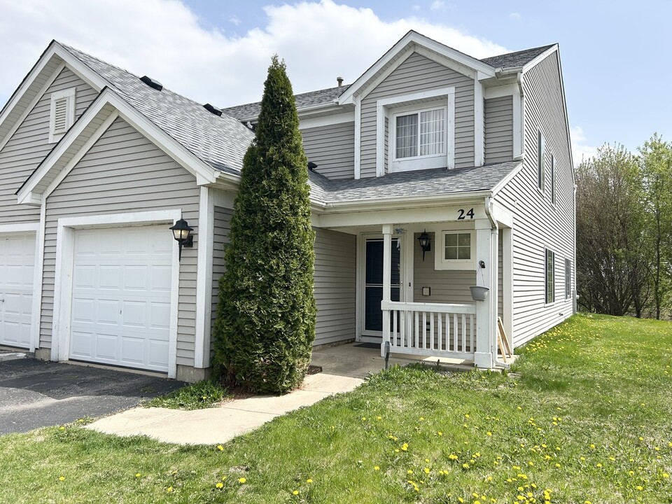 24 Ronan Ct in Lake In The Hills, IL - Building Photo