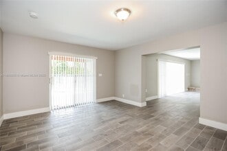 11041 Glenwood Dr in Coral Springs, FL - Building Photo - Building Photo