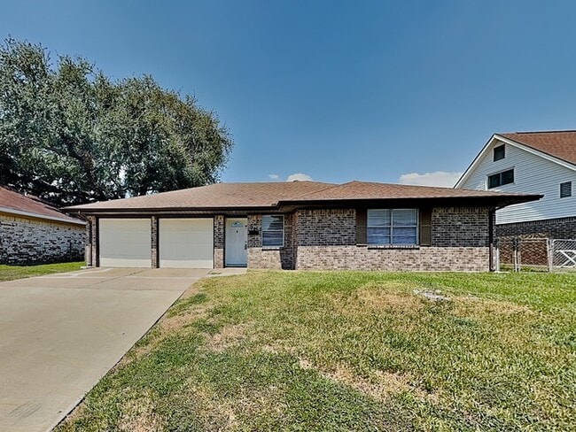 722 E Brown Ln in Deer Park, TX - Foto de edificio - Building Photo