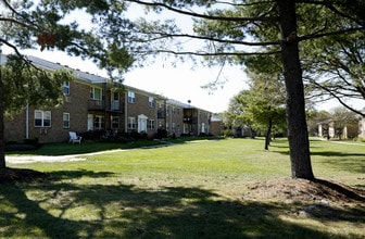 Princeton Arms North in East Windsor, NJ - Foto de edificio - Building Photo