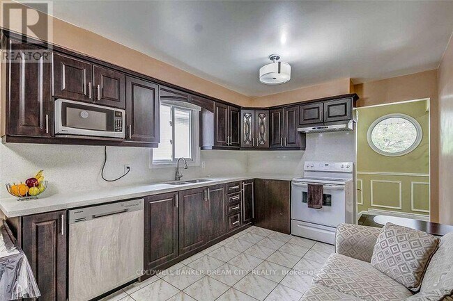 338 Royal Salisbury Way in Brampton, ON - Building Photo - Building Photo