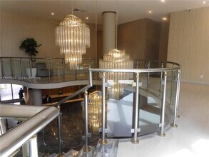 5401 Collins Ave, Unit 526 in Miami Beach, FL - Foto de edificio - Building Photo