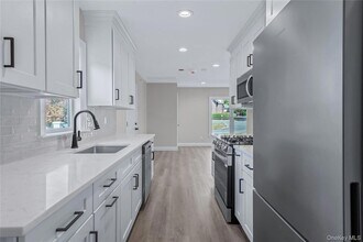 110 School St, Unit 8 in Glen Cove, NY - Building Photo - Building Photo