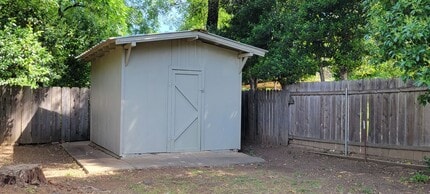 2814 N Bonnyview Rd in Redding, CA - Building Photo - Building Photo