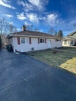 115 W Helen Rd in Palatine, IL - Building Photo