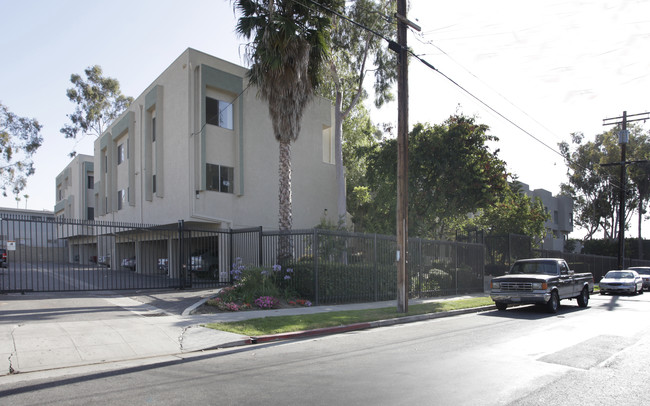 Hamlin Estate Apartments in North Hollywood, CA - Building Photo - Building Photo