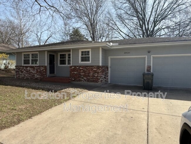 2909 Moccasin Dr in Lawrence, KS - Building Photo - Building Photo