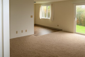 Fountain Court Apartments in Springfield, OR - Foto de edificio - Building Photo