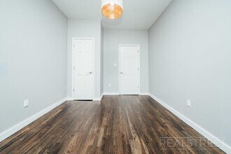 Large 2 Bedroom Apt in Bushwick! in Brooklyn, NY - Building Photo - Building Photo