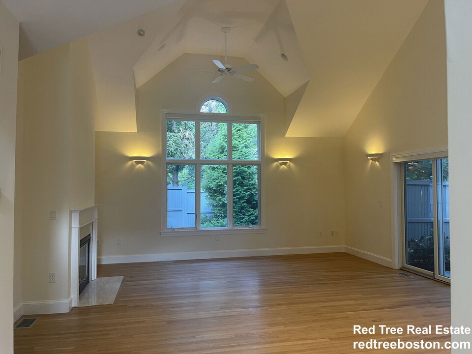 900 W Roxbury Pkwy in Brookline, MA - Building Photo