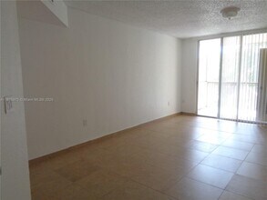 8245 Lake Dr in Doral, FL - Building Photo - Building Photo